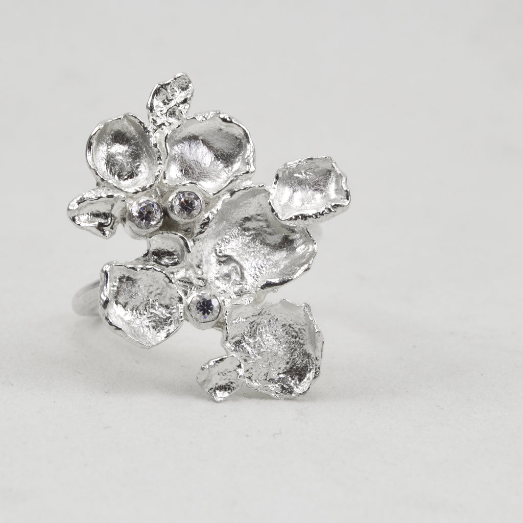 anillo de plata y circonitas engastadas