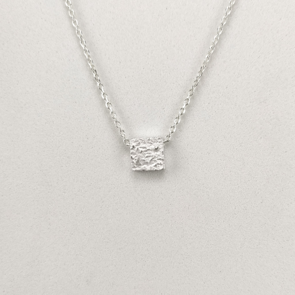 colgante cuadrado de plata con cadena incluida 