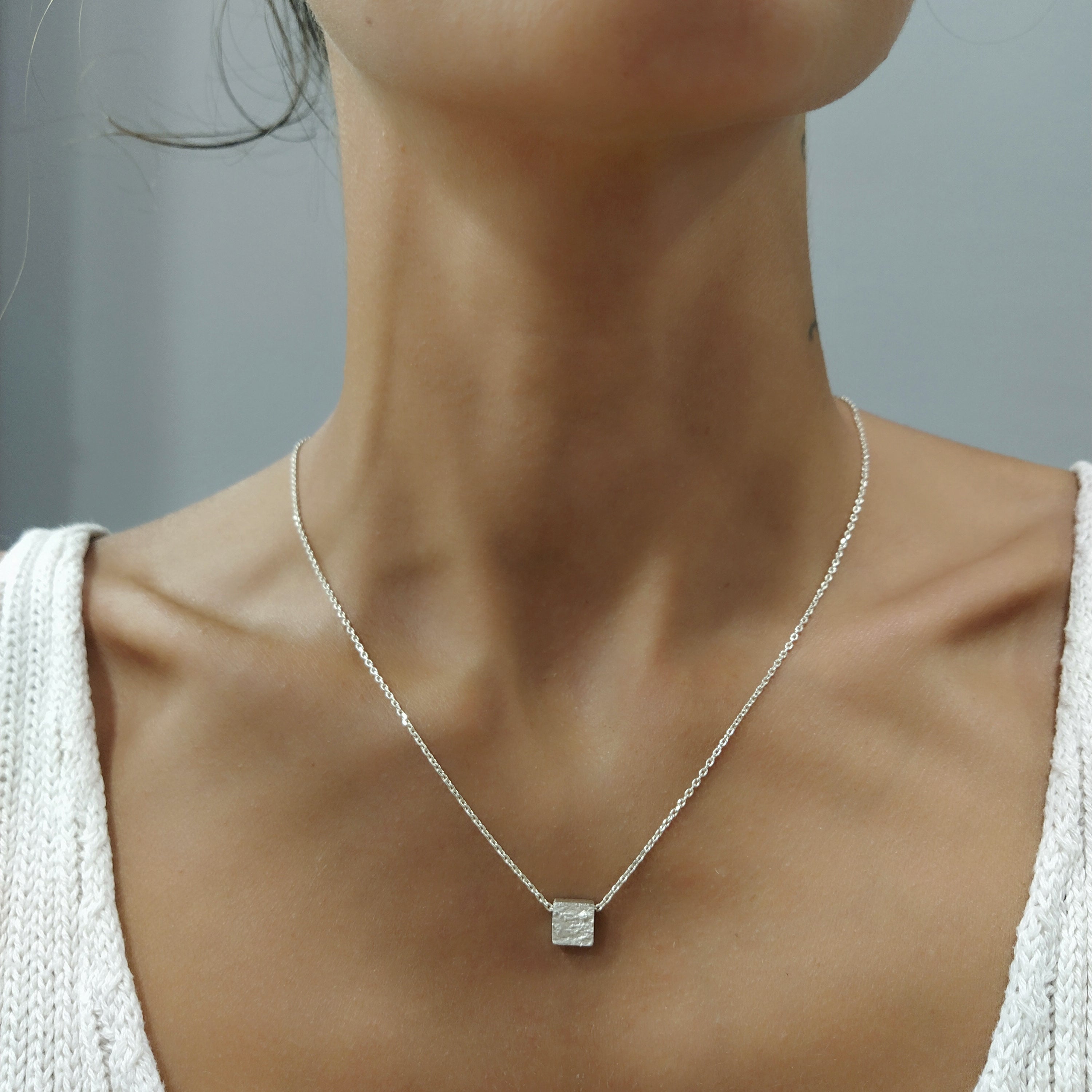 colgante cuadrado de plata con cadena incluida 