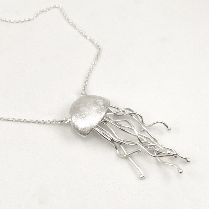 colgante de plata con patas moviles