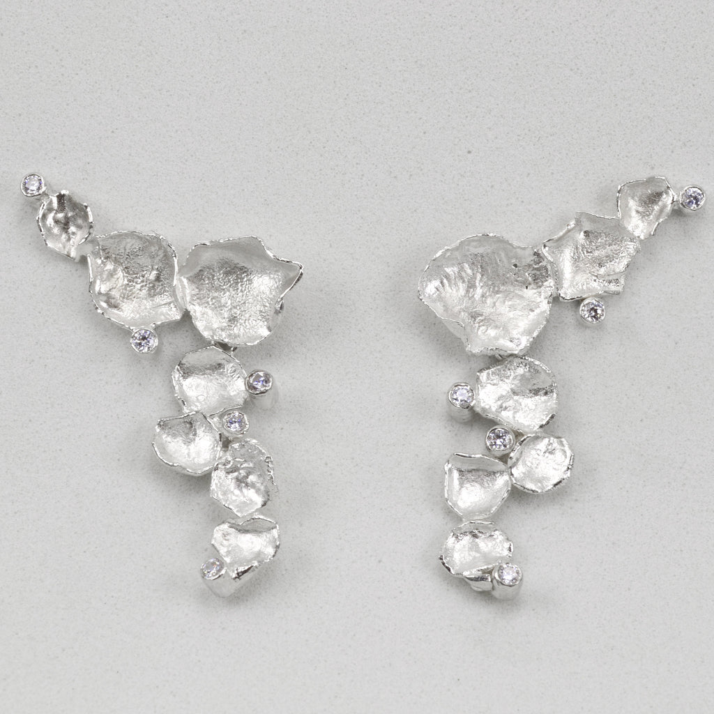 pendientes trepadores de plata y circonitas engastadas, con parte colgante mobil